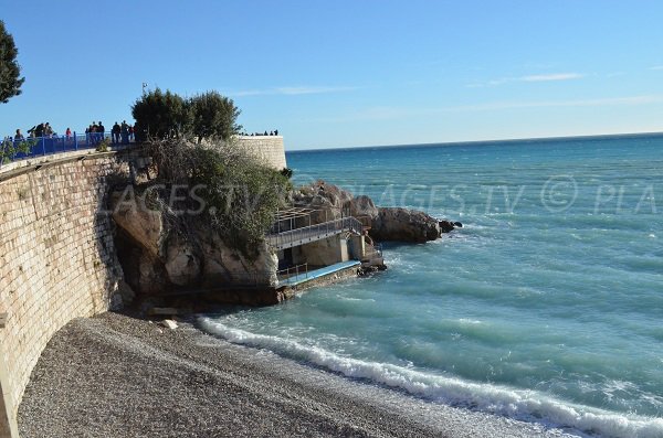 Vue sur le site des Bains de la Police depuis le Castel