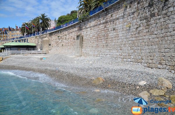 Öffentlicher Strand neben dem Castel in Nizza