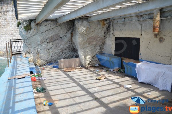 Site abandonné à côté de la plage du Castel