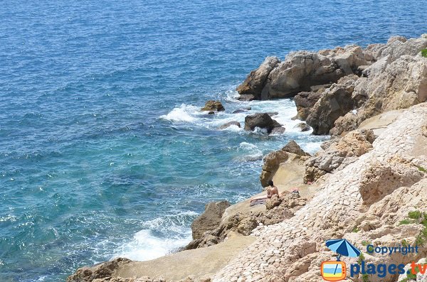 Spiaggia con scogliere vicino centro storico di Nizza