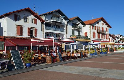 Rue principale de Socoa avec des maisons basques