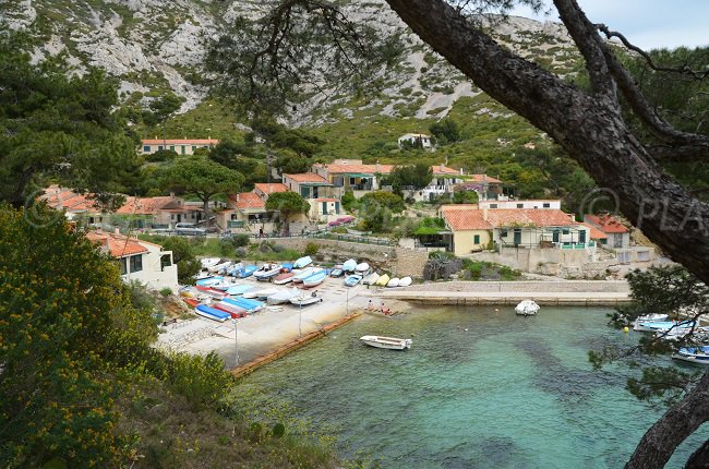 Port de Sormiou avec des cabanons