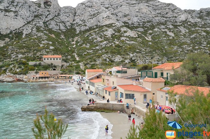 Grande plage dans la calanque de Sormiou