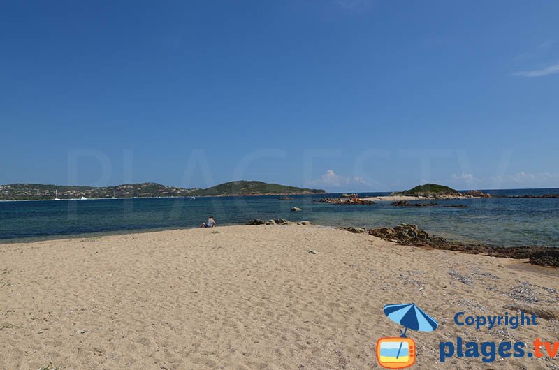 Crique dans la baie de St Cyprien en Corse