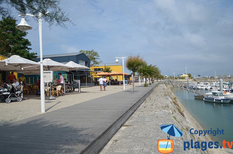 Port de St Denis d'Oléron avec ses restaurants