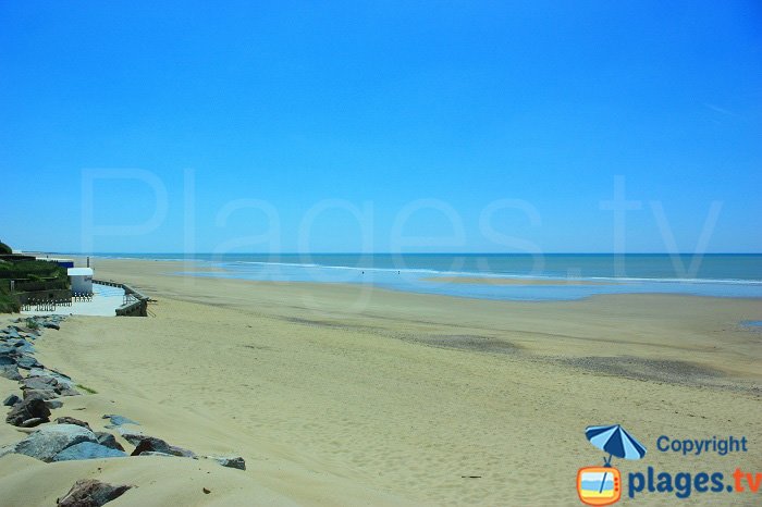 Grande plage de St Gilles Croix de Vie entre le remblai et les dunes