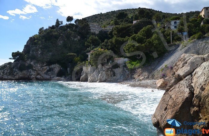 St Laurent d'Eze: une plage restée sauvage