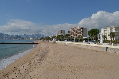 Plage de sable à Cannes la Bocca