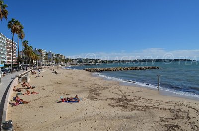 Juan les Pins, sa plage et le Cap en arrière plan