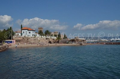 Plage à Mandelieu avec le château de La Napoule