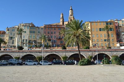 Vieille ville de Menton depuis la plage de sable