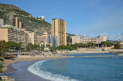 Plage de Monaco avec les tours