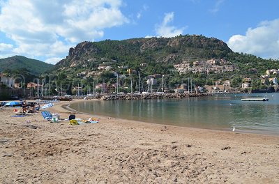 Plage dans le centre de Théoule sur Mer