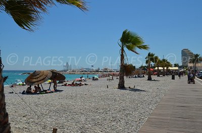 Plage de galets de Villeneuve-Loubet avec les marinas