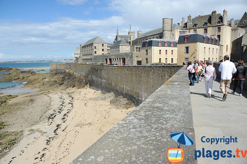 Remparts de St Malo avec une plage