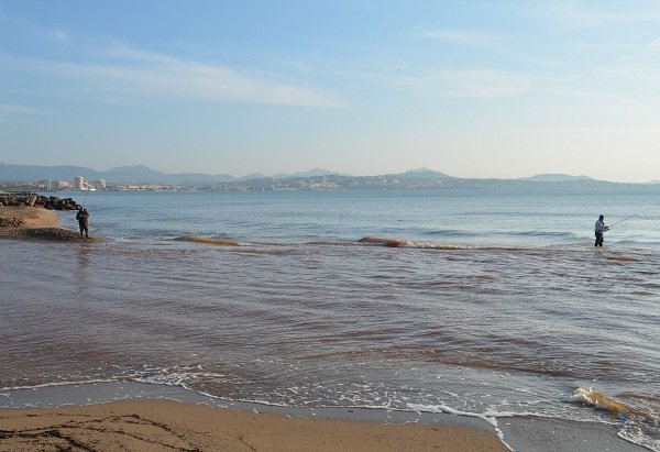 Deux pêcheurs pratiquant le Surfcasting dans le Var