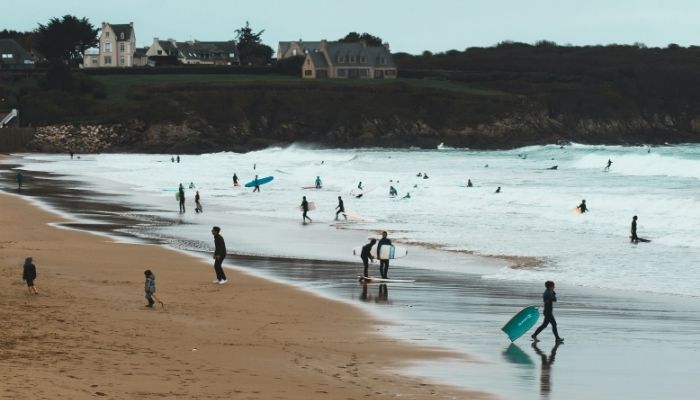 Surfeur sur la plage de longchamp