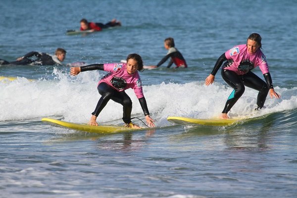 Surf pour les enfants sur la plage sud d'Hossegor
