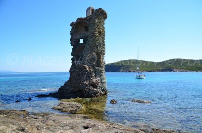 Tour de Santa Maria à proximité d'une plage de Macinaggio