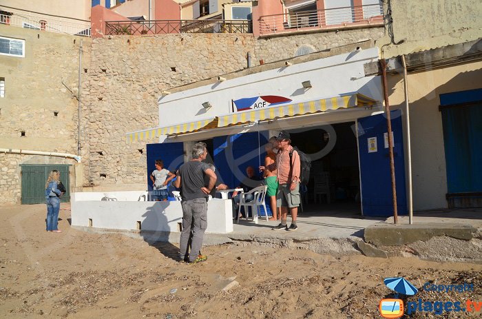 Après le tournage de Thalassa sur la plage de Marseille