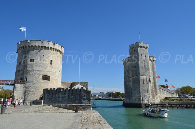 Les deux tours de La Rochelle - entrée du port