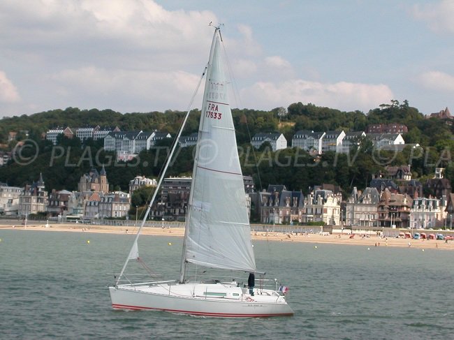 Trouville depuis une berge de Deauville