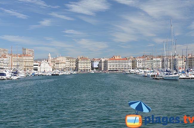 Marseille et son vieux port depuis la mer