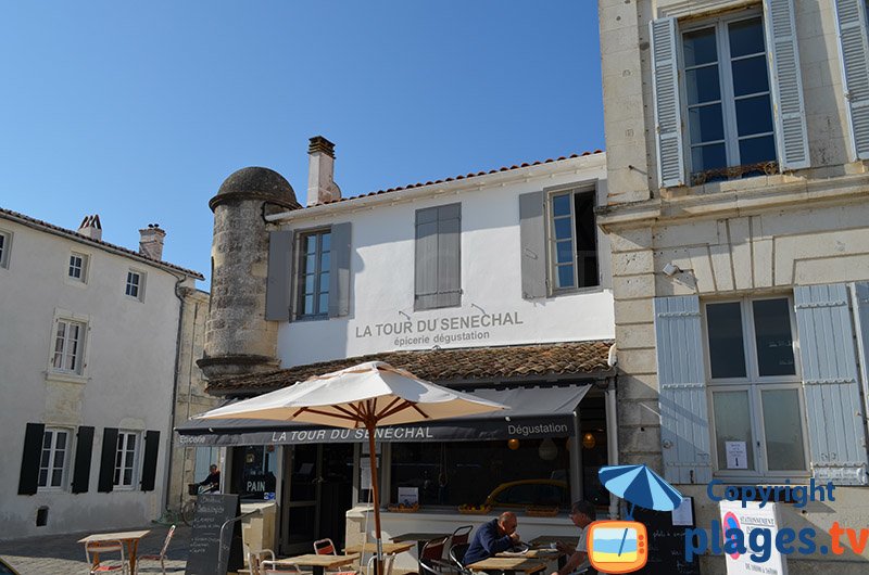 La place centrale d'Ars en Ré