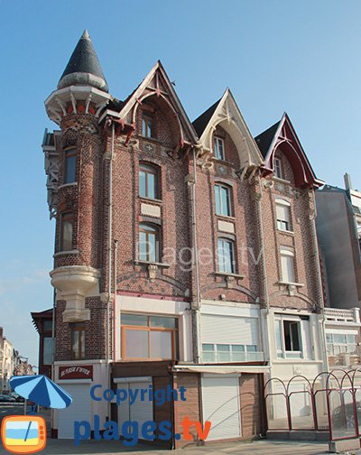 Villas in Malo les Bains along the beach