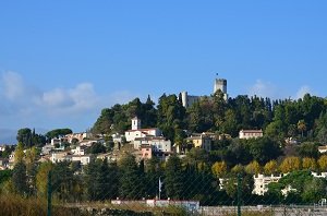 Villeneuve-Loubet village avec son château