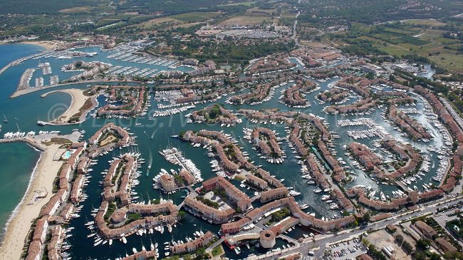 Vue aérienne de Port-Grimaud et Cogolin