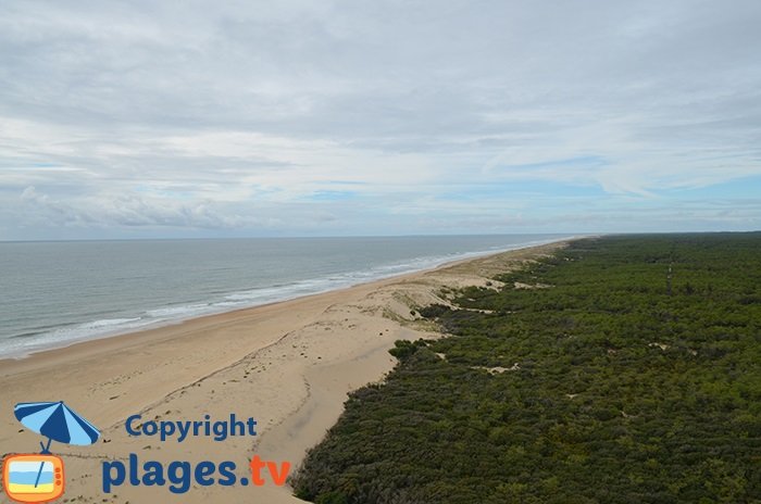 Vue sur l'océan et la plage depuis le phare de la Coubre