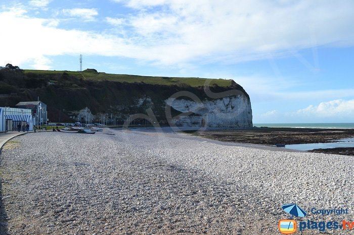 Yport, la plage, les cabines et les barques